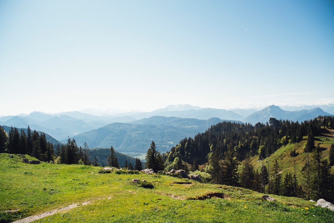 Majestätische bayerische Alpen mit Wanderwegen